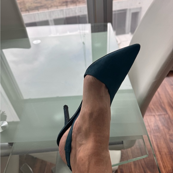 Gorgeous slimmer slingback stiletto in size 10, unique aqua turquoise color - Picture 3 of 5